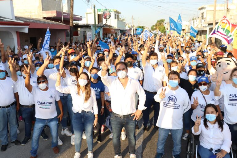 PROGRESO: Se hace presente la Ola Azul en la Canul Reyes, Julián Zacarías Curi, candidato a la presidencia municipal visita a colonos del poniente