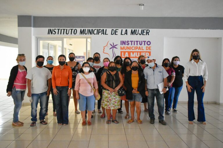 PROGRESO | El Instituto Municipal de la Mujer inicia en comisarías su segunda edición del taller de elaboración de piñatas