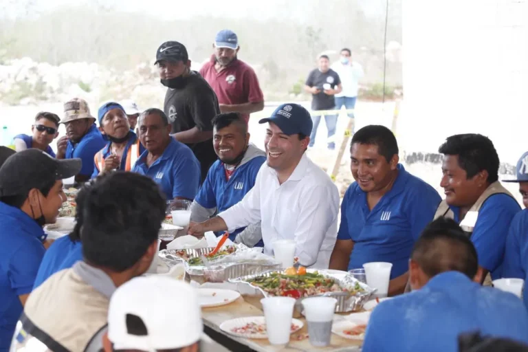 GOBIERNO | Gobernador Mauricio Vila Dosal celebró junto a albañiles el Día de la Santa Cruz