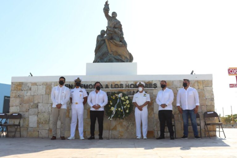 PROGRESO | CON OFRENDA FLORAL Y DEVELACIÓN DE PLACA, EL ALCALDE JULIÁN ZACARÍAS CURI, RINDE HOMENAJE A LOS HOMBRES CAÍDOS DEL MAR