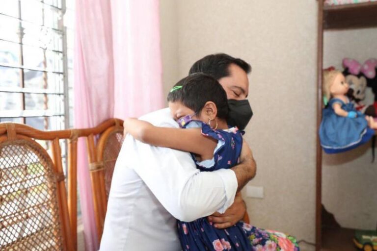 GOBIERNO | El Gobernador Mauricio Vila Dosal visita a niños con cáncer para llevarles apoyos del Programa de Apoyo para Pacientes con Cáncer del Hospital General