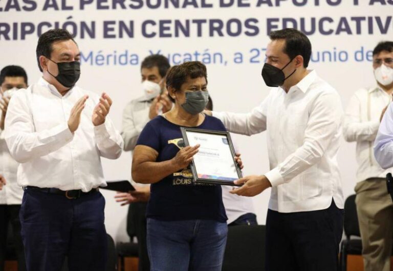 GOBIERNO | Entrega el Gobernador Mauricio Vila Dosal plazas a personal de apoyo y asistencia a la educación