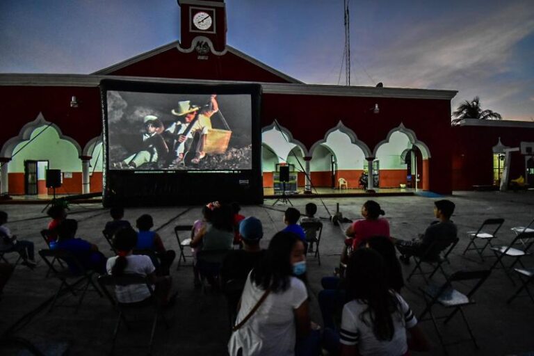 GOBIERNO | Gigante Cinema de Sedeculta acerca el séptimo arte a comunidades mayas