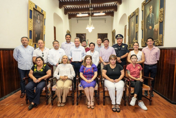 MÉRIDA | El Secretario Municipal, Alejandro Ruz Castro recibe la propuesta actualizada del Reglamento para la Protección de la Fauna en el Municipio de Mérida