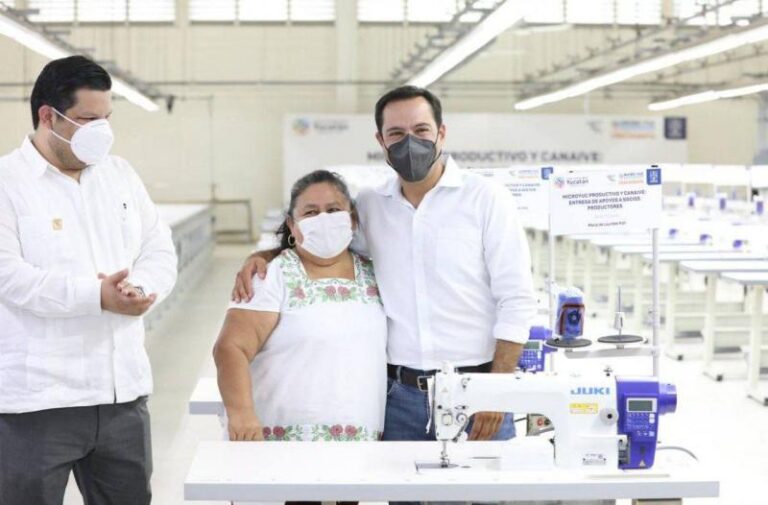 GOBIERNO | El Gobernador Mauricio Vila Dosal entregó máquinas de coser y equipo a productores encargados de confeccionar los uniformes del programa Impulso Escolar