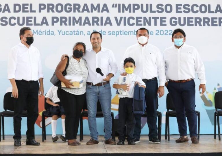 GOBIERNO | Estudiantes de nivel básico siguen recibiendo uniformes y paquetes de útiles del programa Impulso Escolar de manos del Gobernador Mauricio Vila Dosal