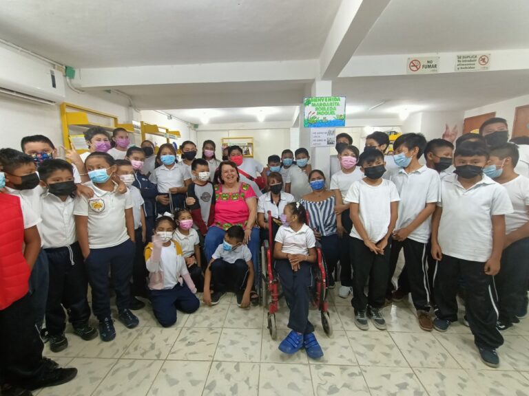 PROGRESO | Alrededor de 50 niños de la primaria Aquiles Serdán disfrutaron de la presentación de las actividades, cuentos y canciones que ofreció la artista ganadora al premio de Bellas Artes de Cuento Infantil.