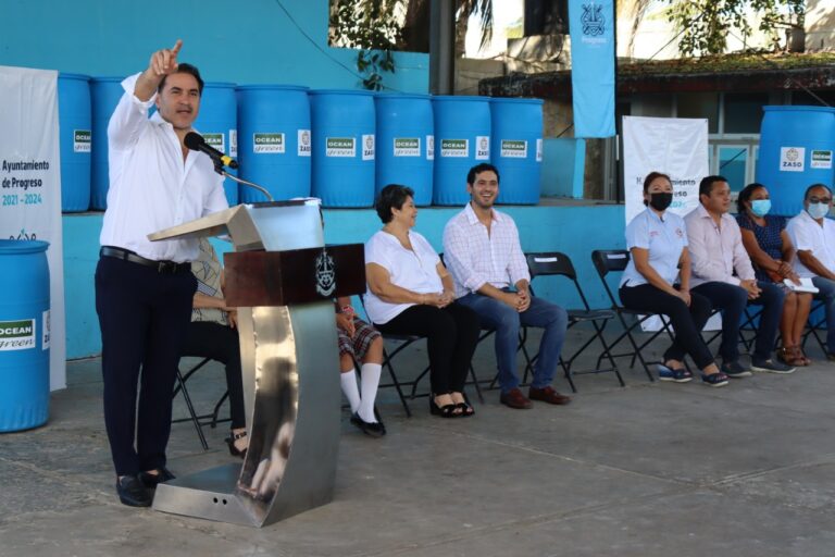 PROGRESO | CON EL OBJETIVO DE FOMENTAR EDUCACIÓN AMBIENTAL EL ALCALDE JULIÁN ZACARÍAS CURI HIZO ENTREGA DE 50 CONTENEDORES DE BASURA A ESCUELAS DE PROGRESO Y SUS COMISARÍAS.