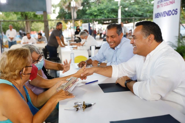 MÉRIDA | El alcalde de Mérida, Renán Barrera Concha, escucha de cerca las solicitudes de las y los ciudadanos