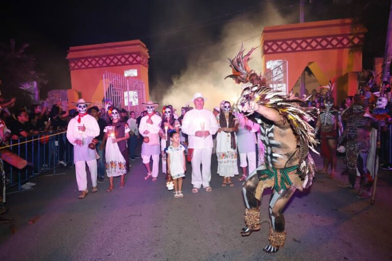 MÉRIDA | Renán Barrera encabeza el regreso del Paseo de las Ánimas que envolvió el Centro de la ciudad