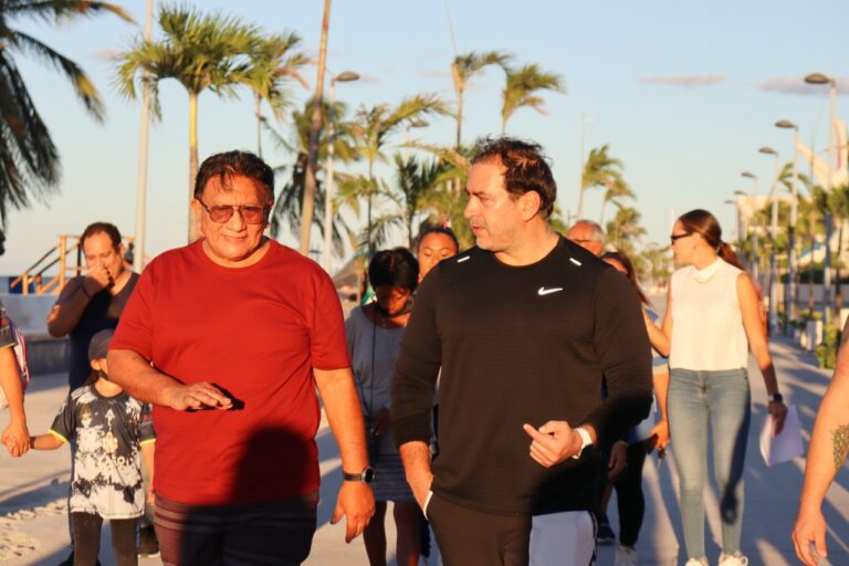 PROGRESO | CON GRAN ÉXITO ARRANCÓ EL PROGRAMA “CAMINANDO CON JULIÁN”, CUYA ORIGINAL DINÁMICA TIENE EL OBJETIVO DE ATENDER A LA CIUDADANÍA MIENTRAS SE FOMENTA EL EJERCICIO.