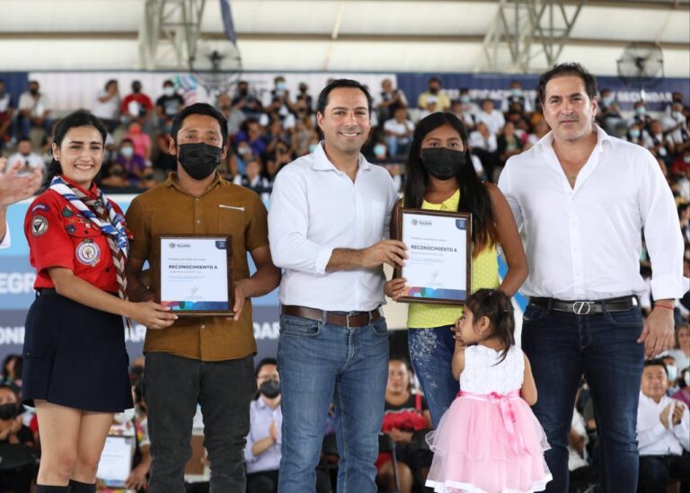 PROGRESO | ESTUDIANTES PROGRESEÑOS RECIBEN SUS CERTIFICADOS DE PRIMARIA Y SECUNDARIA DE MANOS DEL GOBERNADOR MAURICIO VILA DOSAL Y DEL ALCALDE JULIÁN ZACARÍAS CURI.