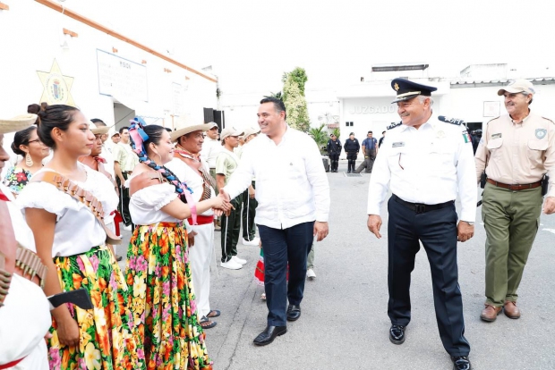 MÉRIDA | El Alcalde Renán Barrera reconoce el desempeño de los policías municipales y guardaparques en el desfile del 20 de noviembre