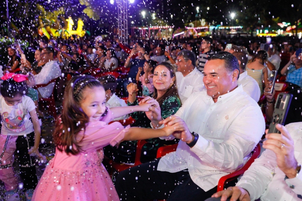 MÉRIDA | El Alcalde de Mérida, Renán Barrera Concha, participa en el encendido del Árbol de Navidad Coca Cola 2022