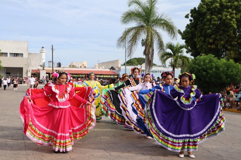 PROGRESO | Familias progreseñas disfrutan el desfile conmemorativo a la Revolución Mexicana