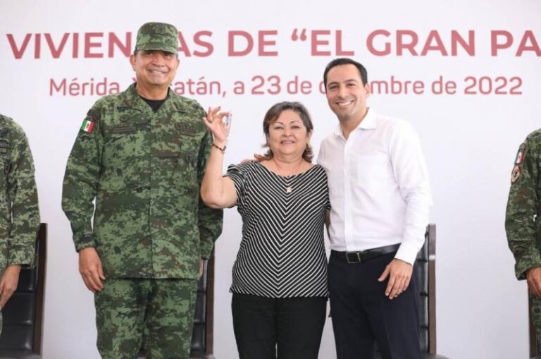 GOBIERNO | Familias yucatecas reciben del Gobernador Mauricio Vila Dosal y el titular de la Sedena, Luis Cresencio Sandoval González, viviendas como parte del proyecto del Gran Parque de La Plancha