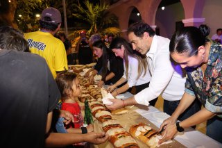 PROGRESO || El alcalde Julián Zacarías Curi acompaña a niñas y niños de Paraíso y Progreso en el tradicional corte de Rosca de Reyes