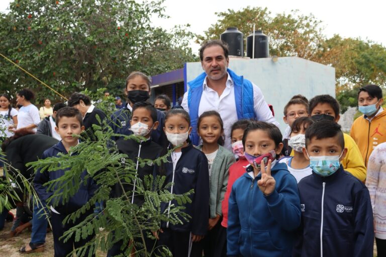 PROGRESO | Zacarías Curi y niños de la primaria “Felipe Carrillo Puerto” conmemoran el Día Mundial de la Educación Ambiental sembrando árboles