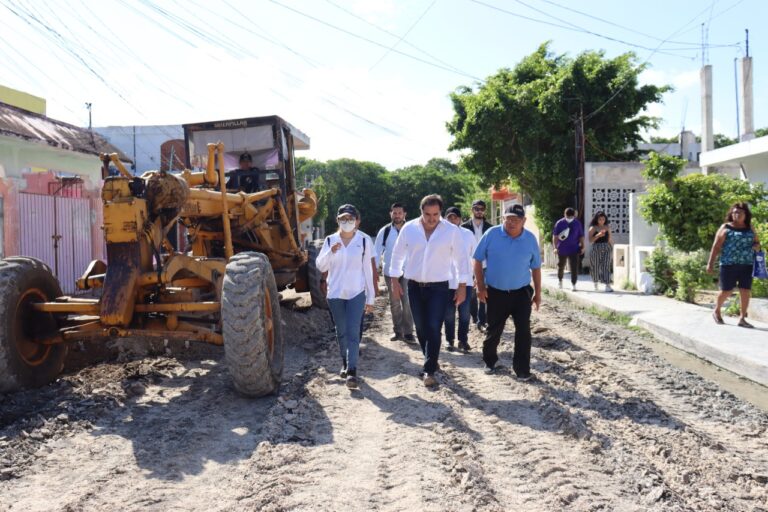 PROGRESO || Intervienen la calle 102 de Progreso; el alcalde Julián Zacarías Curi supervisa trabajos