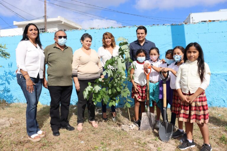 PROGRESO | Ayuntamiento de Progreso y alumnos de la primaria “Ismael García” siembran vida al plantar 30 arbolitos