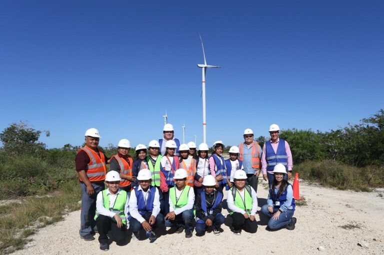 GOBIERNO | Tixcacalcupuleños que pusieron en alto a Yucatán conocen parque eólico