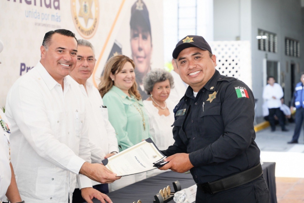 MÉRIDA | Renán Barrera reconoce el compromiso de las y los policías municipales por cuidar a las familias del Municipio