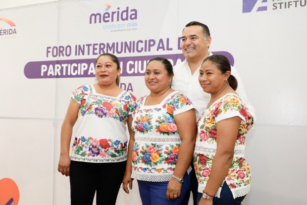 MÉRIDA | Renán Barrera comparte en Izamal experiencias exitosas para fortalecer la democracia participativa