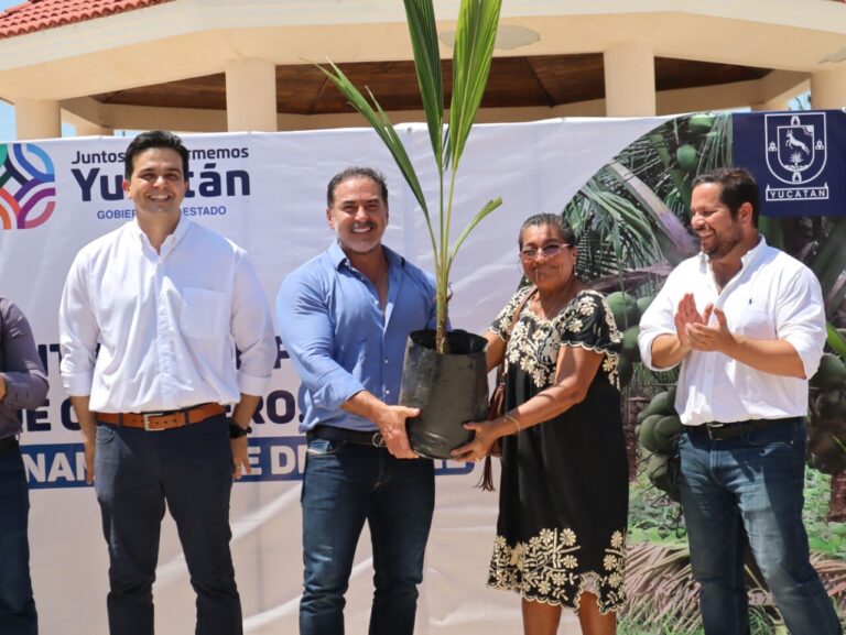 PROGRESO | La Secretaría de Desarrollo Rural del Gobierno del Estado entrega plantas de cocos en comisarías de Progreso