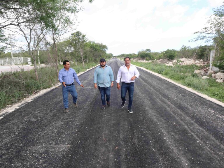 PROGRESO | El alcalde Julián Zacarías Curi supervisa los trabajos de pavimentación de calles en la comisaría de Flamboyanes