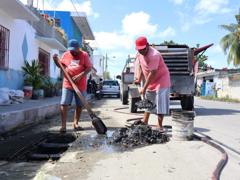 PROGRESO | El alcalde Julián Zacarías Curi supervisa trabajos de mantenimiento de pozos pluviales como parte de la campaña del Operativo Limpieza