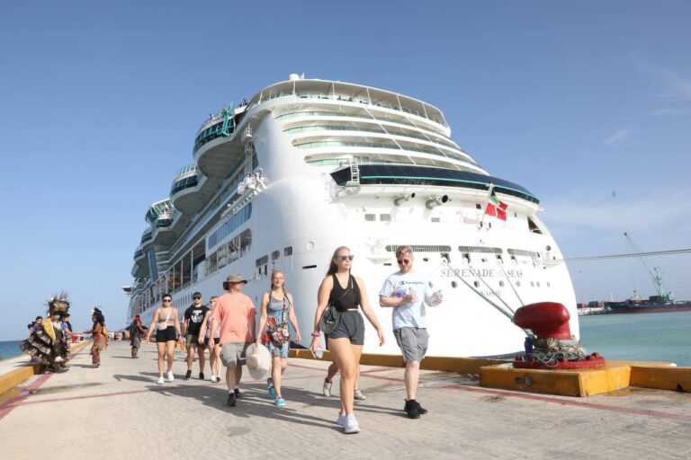 GOBIERNO | El crucero de lujo Serenade of the Seas llega a la costa de Yucatán, con más de 2,500 turistas