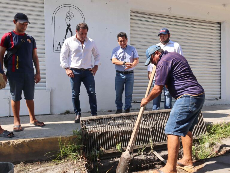 PROGRESO | Julián Zacarías Curi supervisa los trabajos de mantenimiento en calles y pozos pluviales