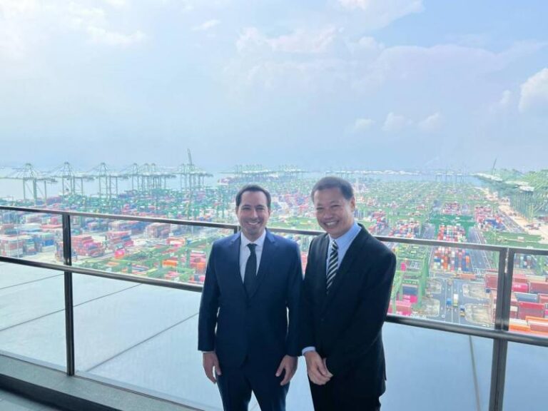 GOBIERNO | El Gobernador Mauricio Vila sostiene reuniones con directivos del puerto de Singapur, considerado como uno de los más grandes del mundo