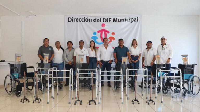 PROGRESO | PROGRESO SOLIDARIO: ALCALDE DE PROGRESO DONA 24 APARATOS ORTOPÉDIDCOS A COMISARIOS.