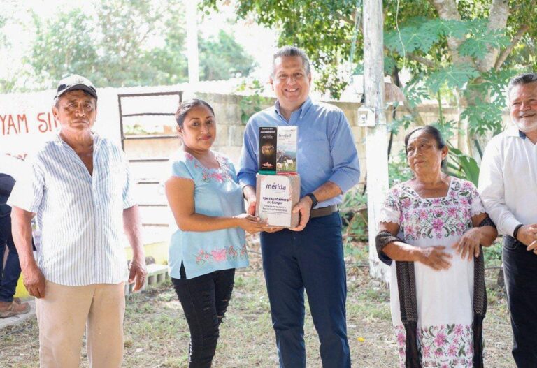 MÉRIDA | El Presidente Municipal entregó apoyos a productoras y productores de comisarías del sur de Mérida.