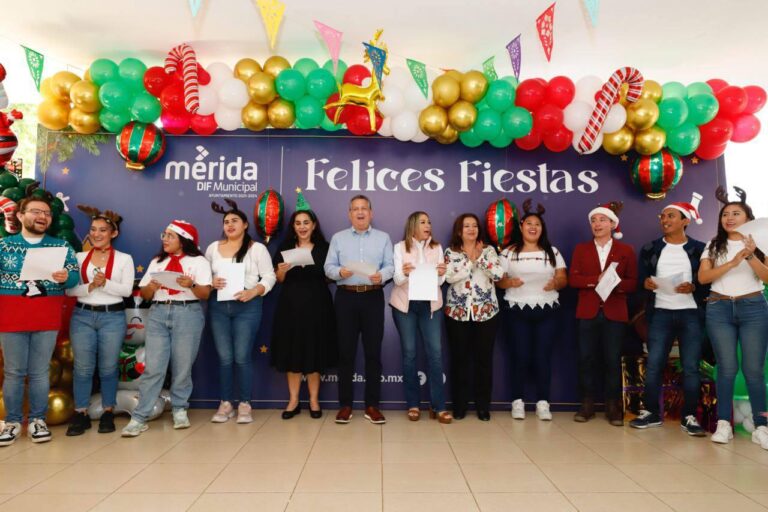 MÉRIDA | El Ayuntamiento celebra la navidad con las y los abuelitos del albergue “Renacer”