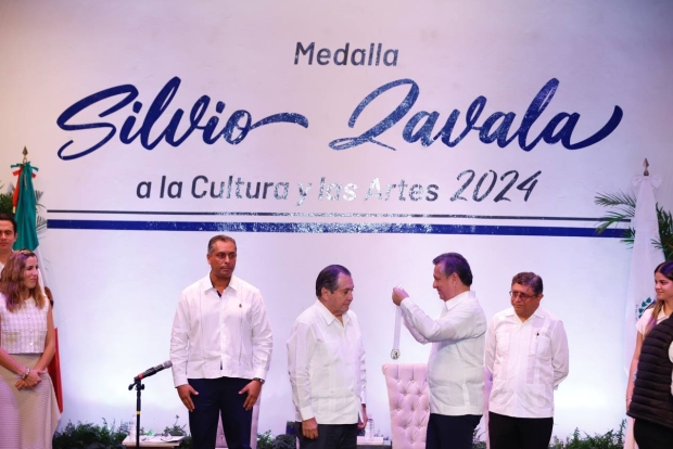 MÉRIDA | El Alcalde Alejandro Ruz reconoce las aportaciones del Dr. Sergio Augusto Quezada a la historia yucateca