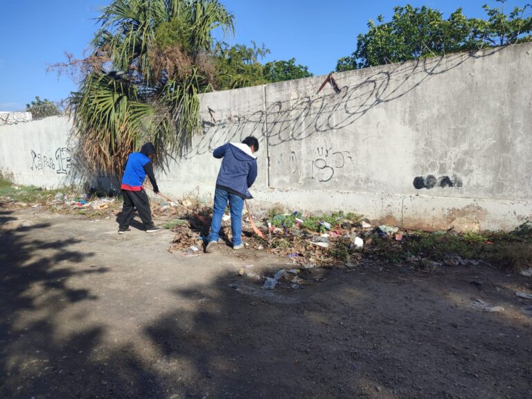 PROGRESO | MUJERES Y HOMBRES DE SERVICIOS PÚBLICOS MANTIENEN LA LIMPIEZA DE CALLES DE PROGRESO