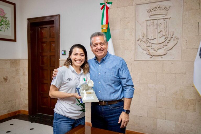 MÉRIDA | El Alcalde Alejandro Ruz Castro se reúne con la paratleta Jessica García Quijano, próxima a participar en los Juegos Paralímpicos de Paris 2024.