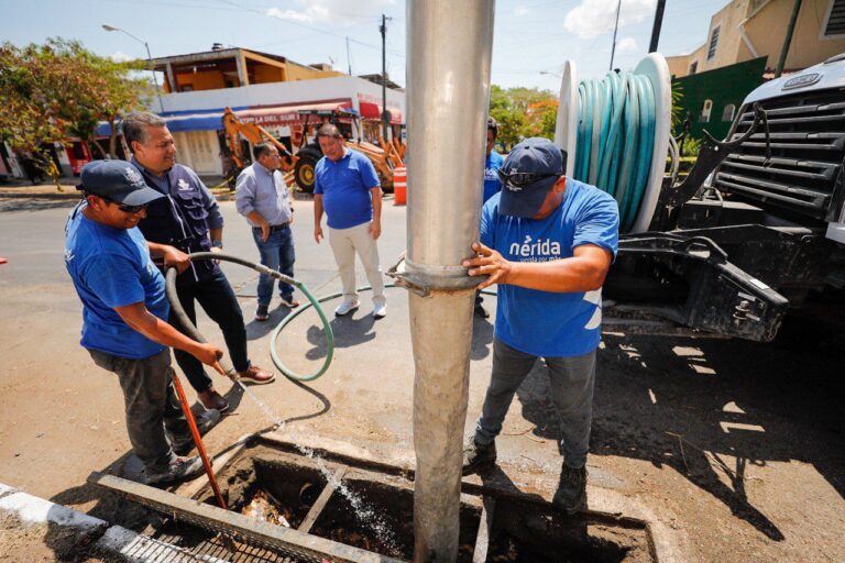 MÉRIDA | El alcalde Alejandro Ruz supervisa el trabajo de las cuadrillas municipales para evitar riesgos en la temporada de lluvias.