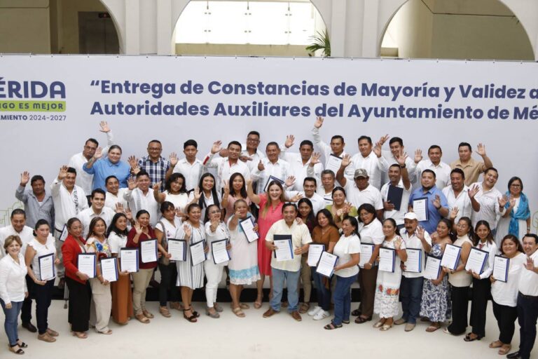 MÉRIDA | Entregan constancias a nuevas comisarías y comisarios de Mérida.