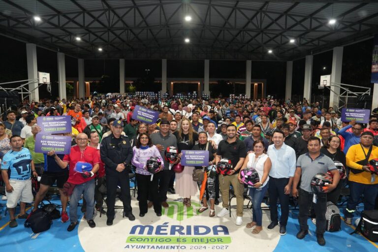 #Mérida | Cuida Cecilia Patrón a repartidores de aplicaciones con la entrega de más de 500 cascos.