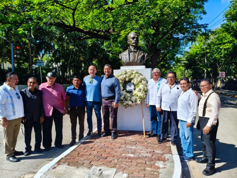 #Mérida | Ceremonia de periodistas independientes y agrupaciones hermanas ante Eligio Ancona